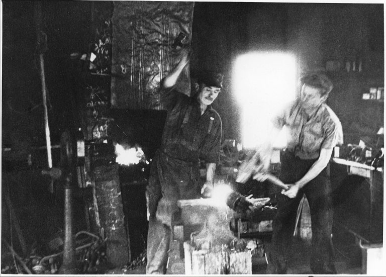 Les forgerons Joseph Tremblay et son fils Paul Hemel Tremblay en pleine action, Les Éboulements, Québec, vers 1900