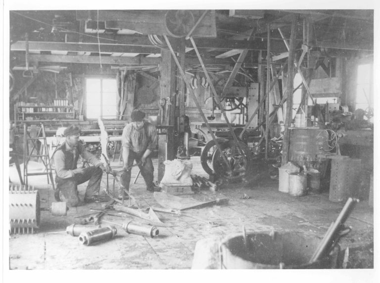 Intérieur de la forge d’Edmond Desjardins au 497, 25e avenue à Saint-Eustache, en activité de 1915 à 1947.