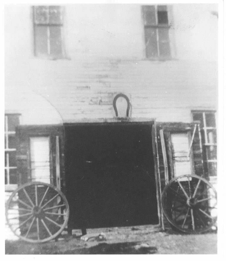 Porte d’entrée de la forge Leduc-Richer, aujourd’hui disparue. Elle a été démolie au milieu des années 1980.